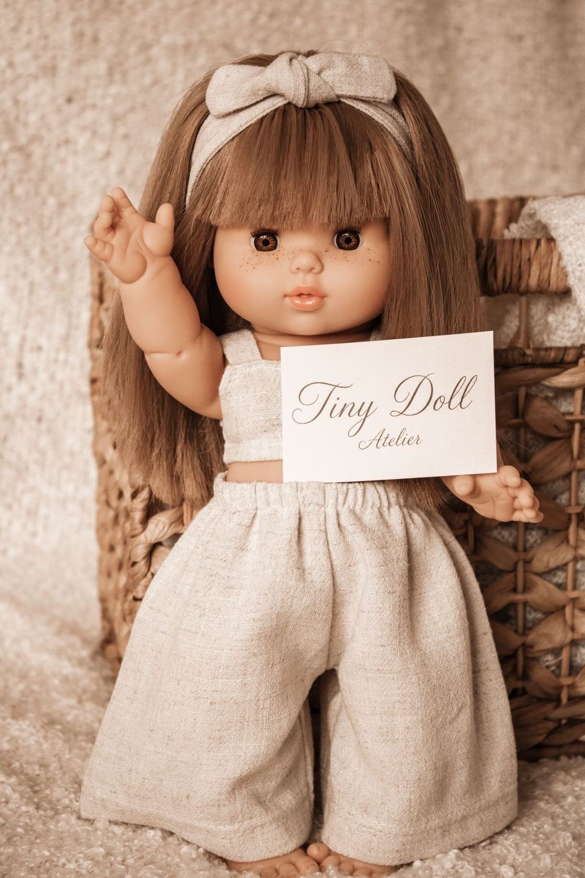 Pop met linnen poppenkleding van Tiny Doll Atelier